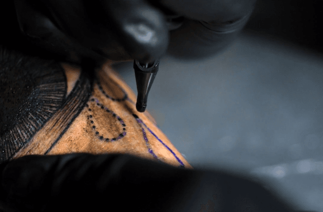 Así se hacen los tatuajes (en cámara lenta)
