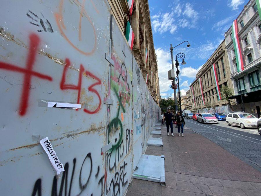 En CDMX, autoridades cercan Palacio Nacional y otros edificios previo a marcha por Ayotzinapa
