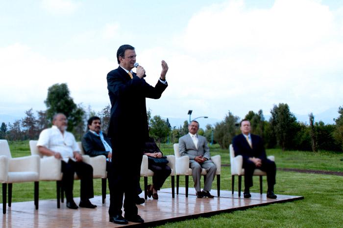 Ebrard teje red de promotores <br> con cuadros del PRI, PAN y Panal