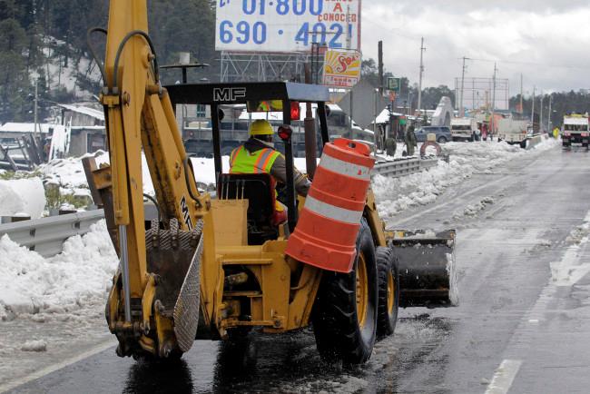 Lluvia y granizo afectan la circulación en la autopista México-Puebla