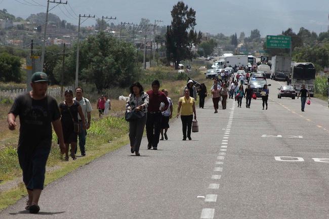 CNTE inicia paro de labores con bloqueos carreteros en Oaxaca