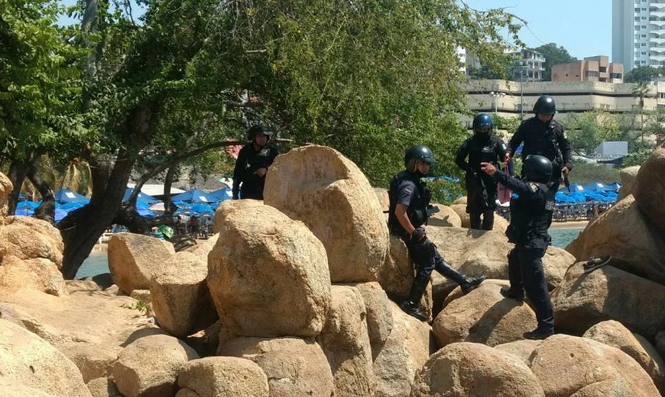 Asesinan frente a turistas a pescador en la playa Caletilla; autoridades lo relacionan con narcomenudistas