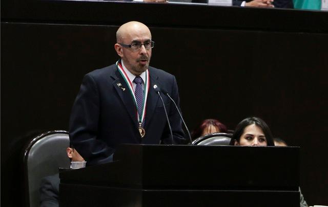 El astronauta Rodolfo Neri Vela critica a los políticos en la Cámara de Diputados