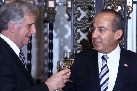 <i>Transparentarán</i> compra de vinos y licores en giras de Calderón