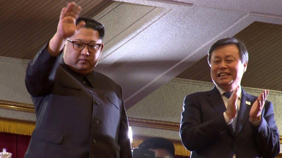 La sorpresiva asistencia de Kim Jong-un a un concierto de estrellas de K-pop de Corea del Sur en Pyongyang