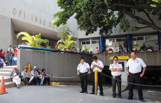Miembros de la CETEG toman la Secretaría de Finanzas de Guerrero