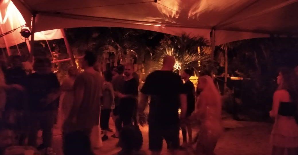 Hasta con drones: así es la ‘caza’ de fiestas ilegales COVID en el Caribe mexicano