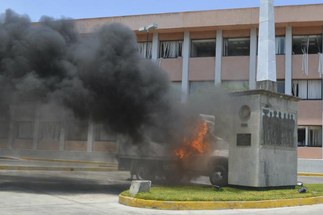 Guerrero amanece sin gobernador; ayer, policías y manifestantes se enfrentaron
