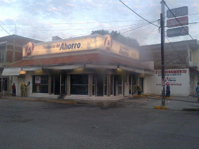 Aún ocupado por Ejército y PF, Apatzingán amanece con incendio de farmacia