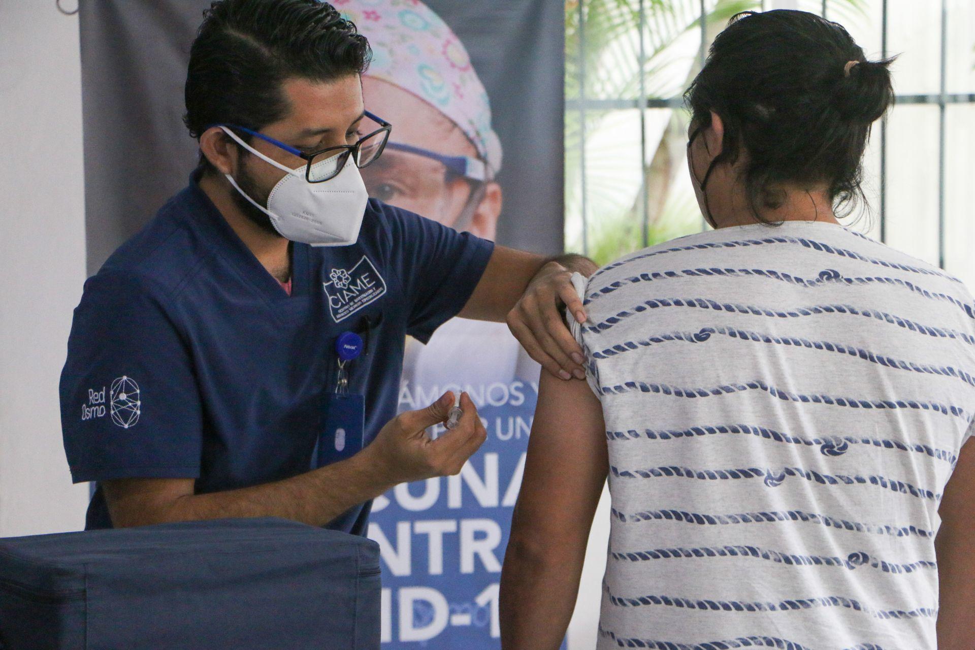 Las vacunas no eliminarán la pandemia, no significan cero COVID, advierte la OMS