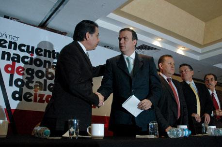 Los Chuchos apoyan a Ebrard para 2012