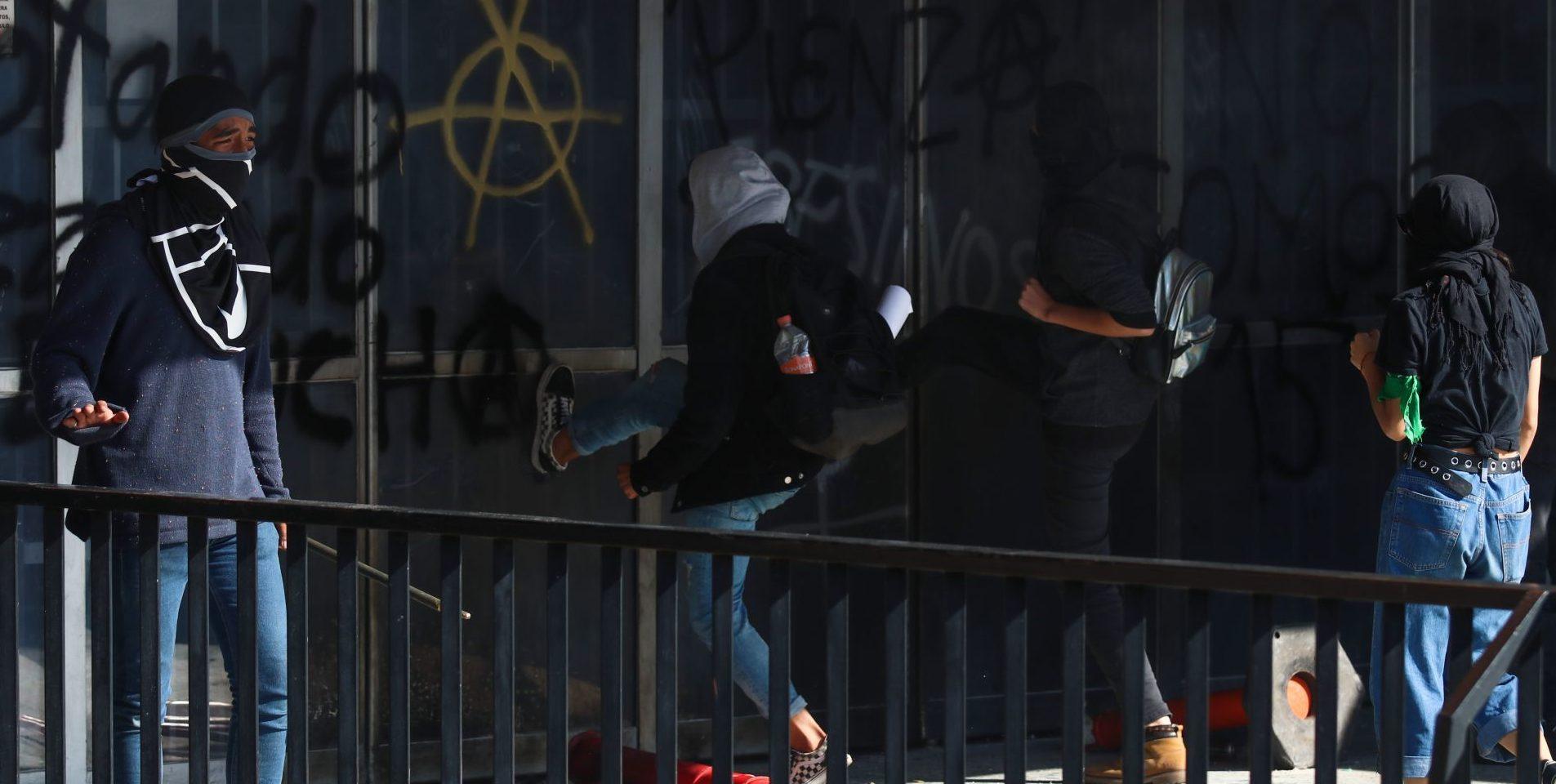 Estudiantes de Prepas 7 y 9 protestan en Rectoría por violencia de género