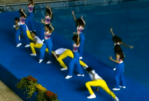 Bailarina muestra <i>dotes</i> de clavadista en los Juegos Panamericanos
