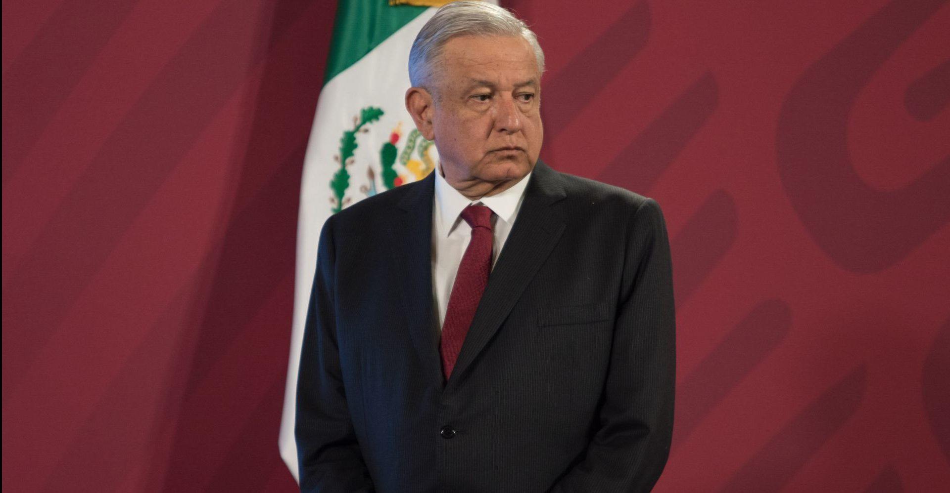 AMLO lee en la mañanera sus 100 compromisos, asegura que tiene 98 cumplidos