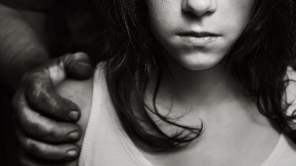 Le entregó su hija de 10 años a un hombre de 60 por 30 mil pesos: el drama de los matrimonios infantiles en América Latina