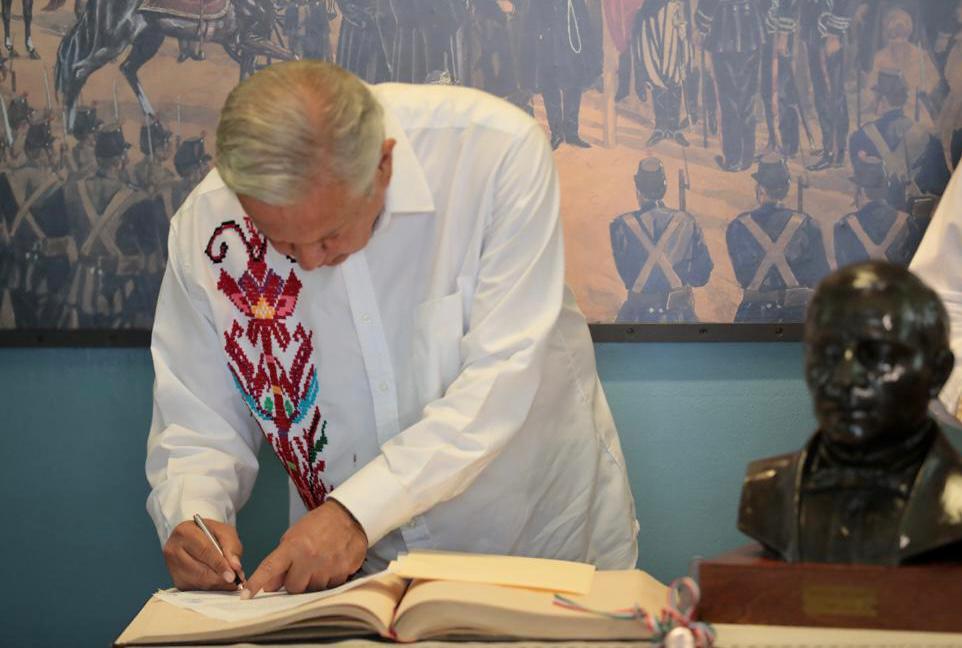 Anuncia AMLO que pensiones para adultos mayores ahora se entregarán a partir de los 65 años