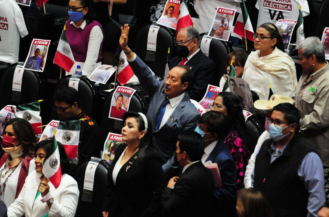 Retrasos, gritos y reclamos marcan el debate por la reforma eléctrica de AMLO