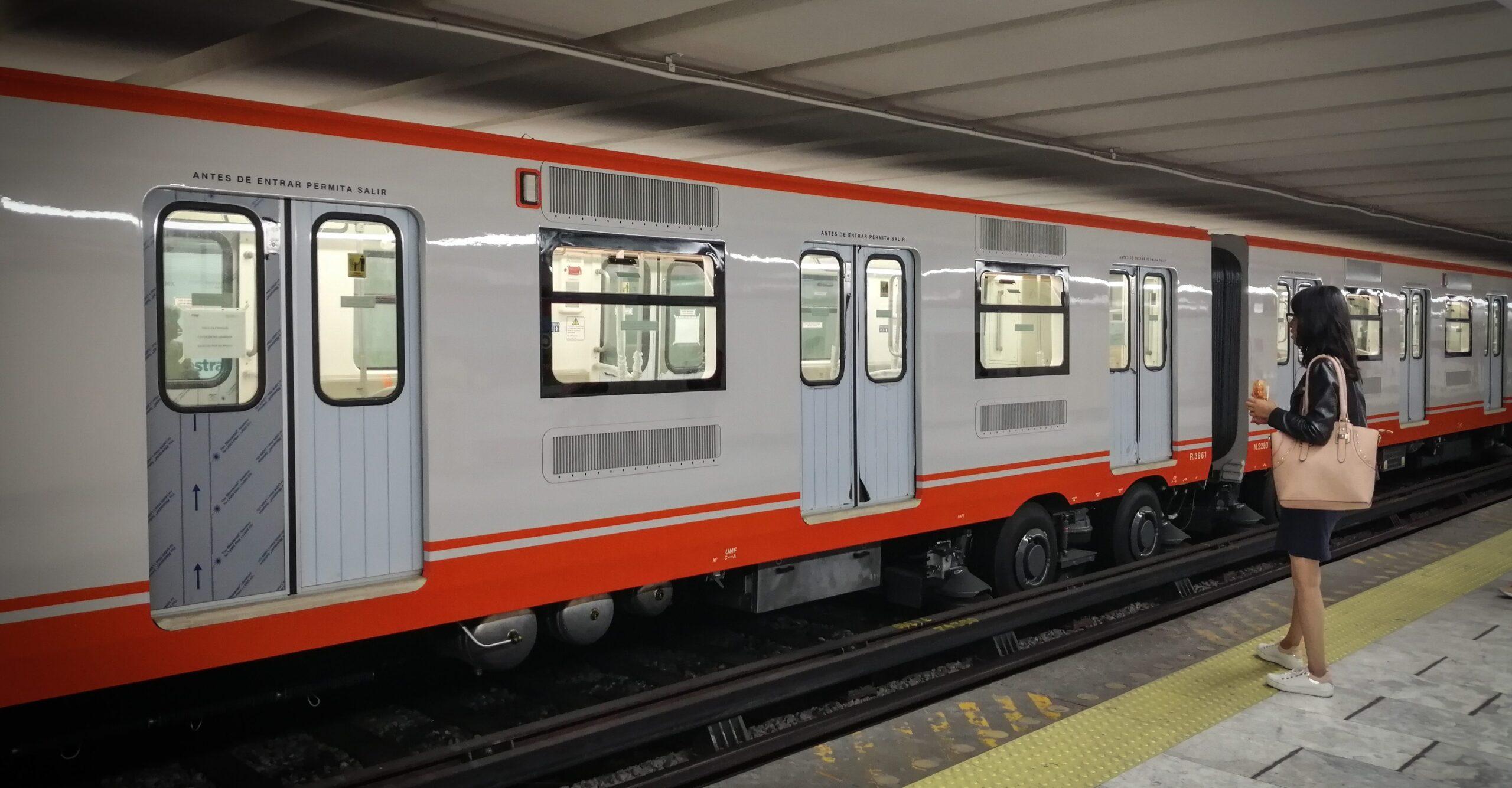 Mujer sufre convulsión en la estación Chabacano del Metro; fue trasladada al hospital