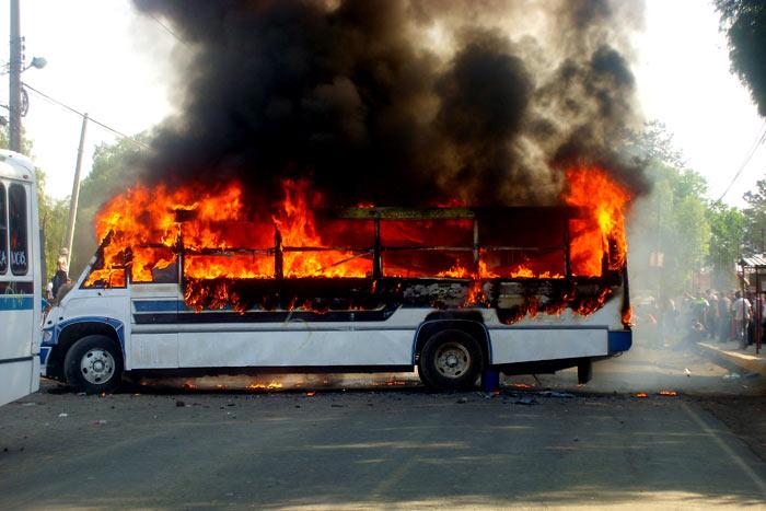 Sujetos armados incendian autobuses en Acapulco