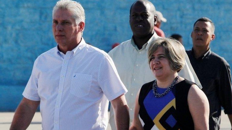 Quién es Lis Cuesta, la esposa del nuevo presidente de Cuba que retoma el título de “primera dama” eliminado por los hermanos Castro hace décadas
