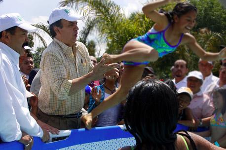 Inaugura Ebrard playas del DF