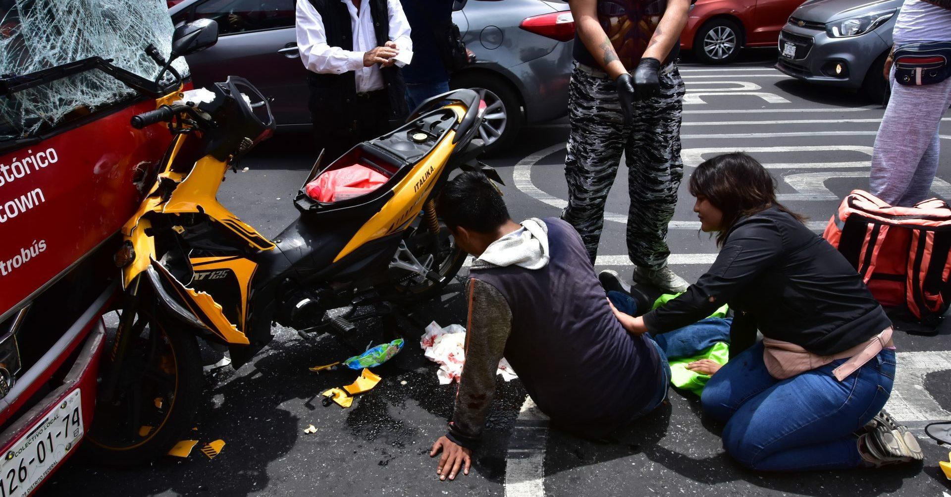 Choque entre Metrobús y motoneta deja dos lesionados; el operador de la unidad fue llevado al MP