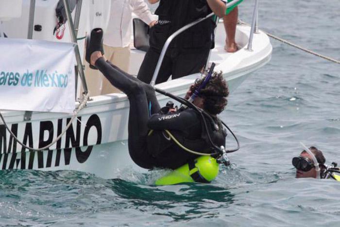 Quadri arranca campaña con “chapuzón” y llama a privatizar Pemex