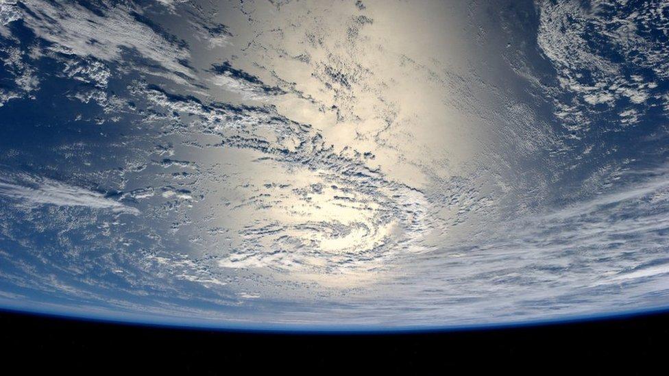 ¿Qué pasaría si la Tierra rotara en la dirección opuesta?