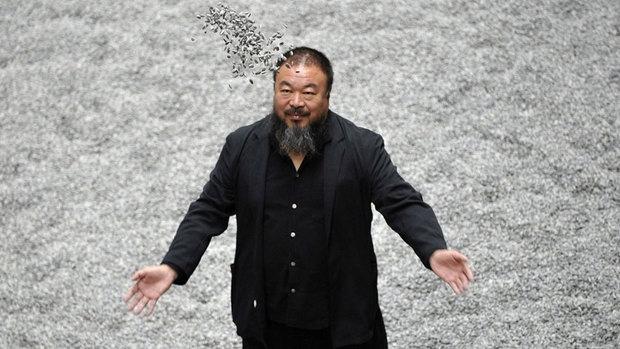 El artista que destruyó un jarrón de 1 millón de dólares del chino Ai Weiwei