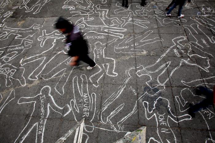 Llenan el Zócalo capitalino con 10 mil <i>cuerpos</i>