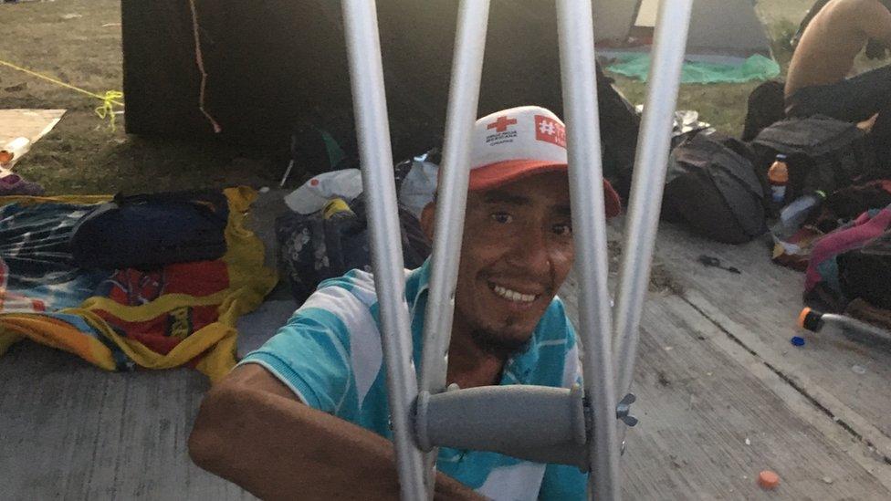 Caravana de migrantes: el reto de Isaac Perreira, un discapacitado que busca llegar hasta Estados Unidos en muletas