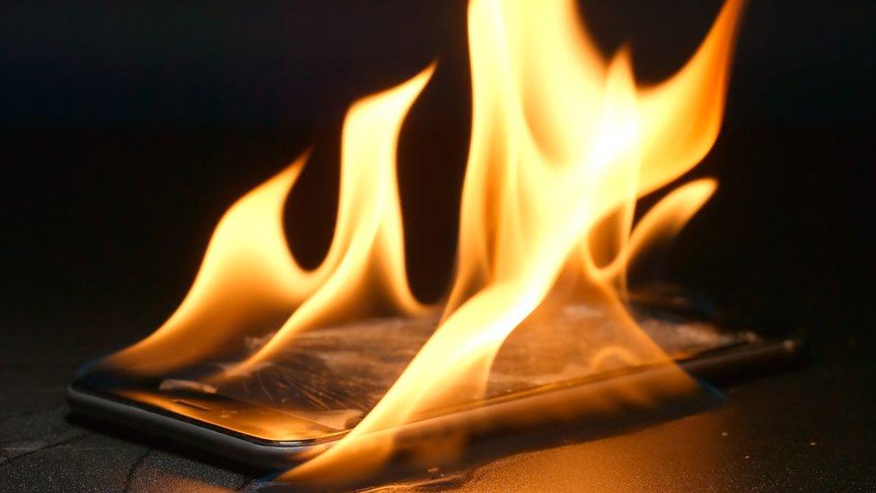 3 causas por las que tu celular puede arder repentinamente en un avión