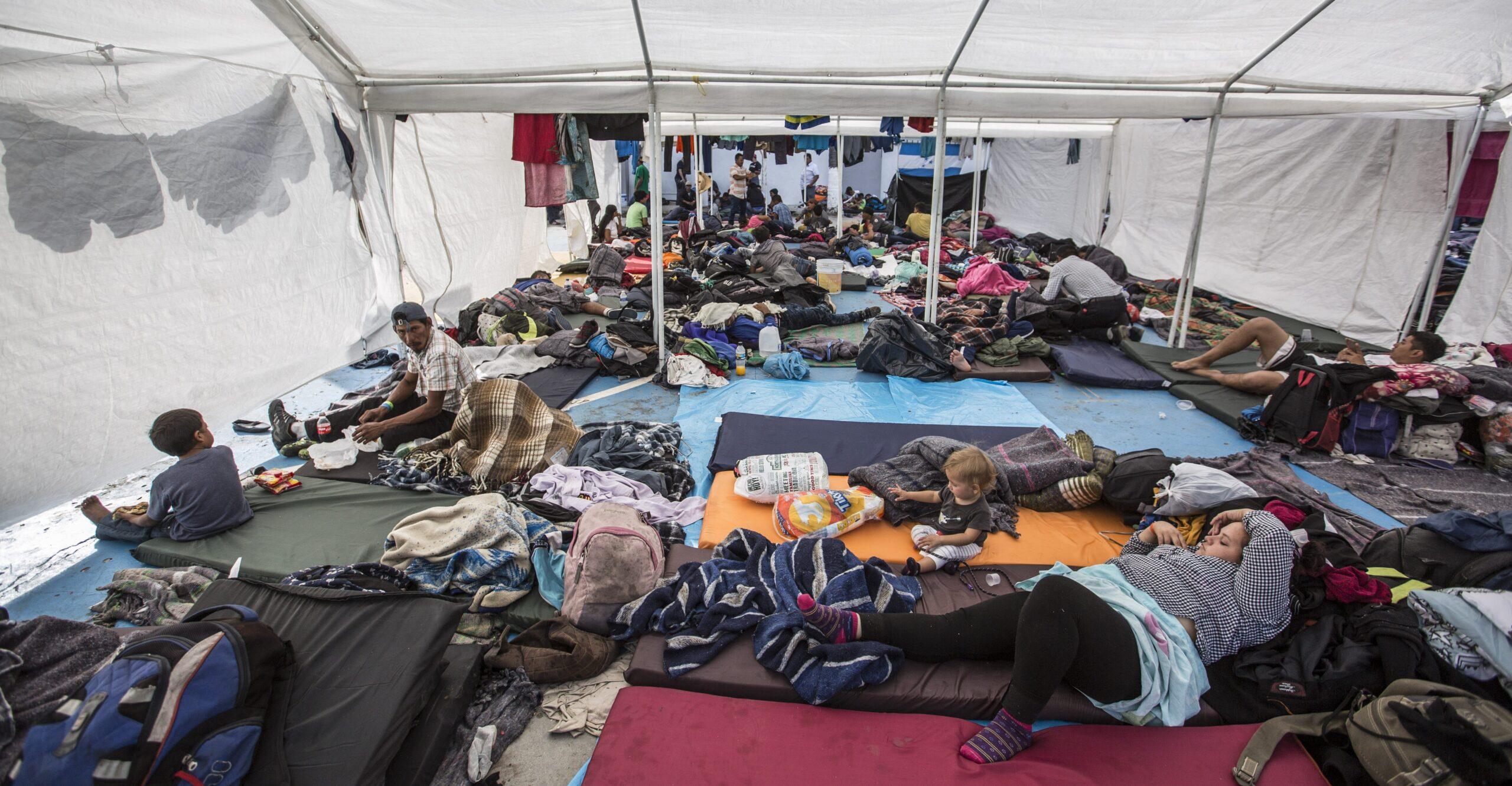 Gobierno de EE. UU. dice que migrantes crearon disturbios en la frontera; ONG lo niega