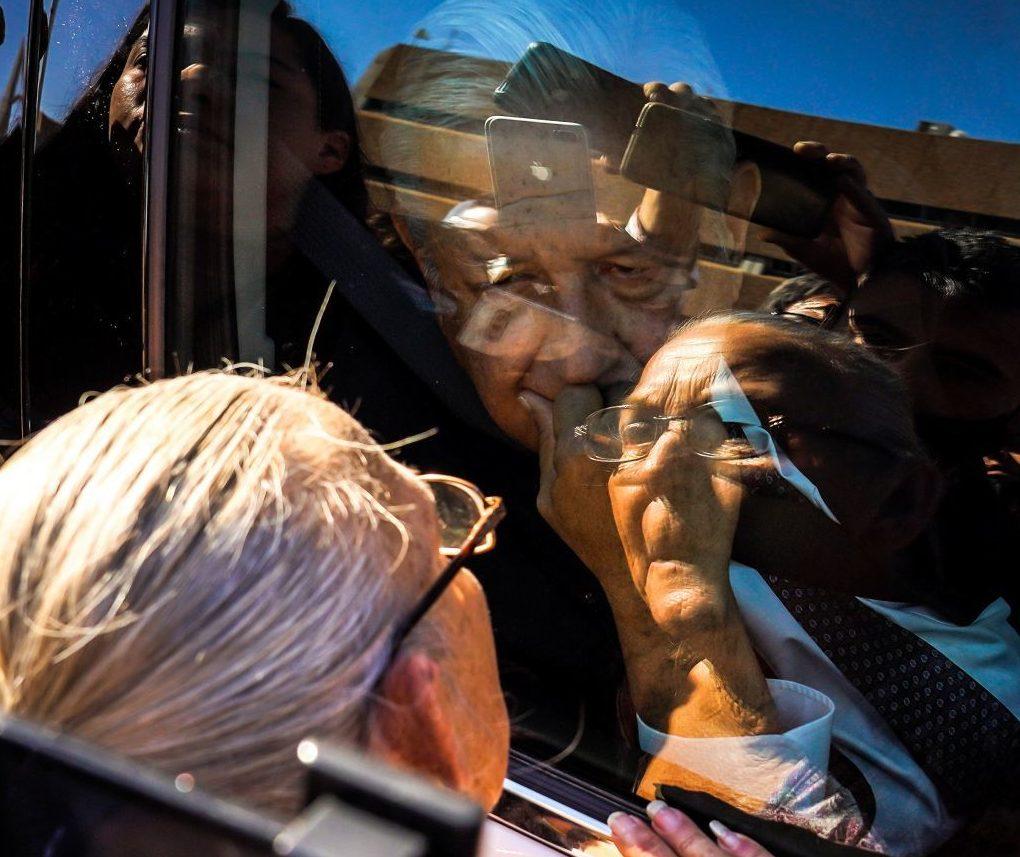 Madre de líder pesquero detenido llega hasta auto de AMLO para pedir ayuda, pero él solo la mira