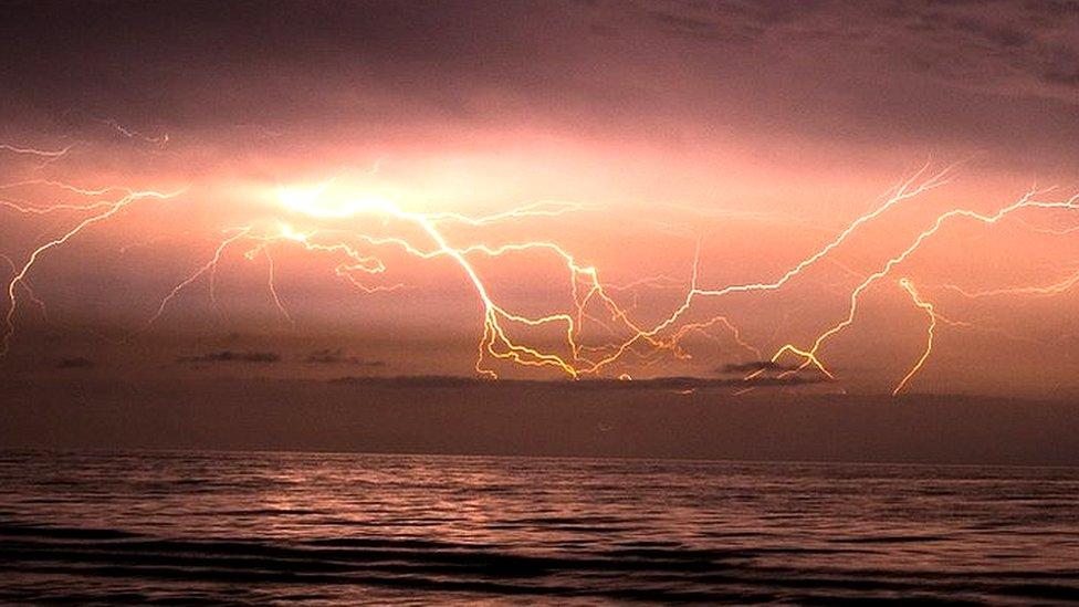 Por qué está a punto de desaparecer el pueblo de Venezuela donde acudían miles de turistas a ver los fascinantes relámpagos de récord mundial