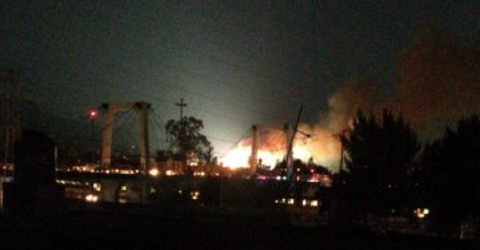 10 personas intoxicadas y 3 mil evacuados por incendio en subestación de CFE en Iztapalapa