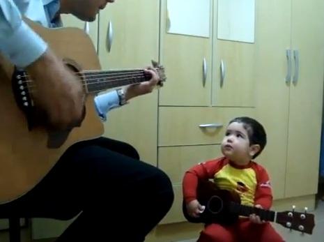 Un niño de dos años canta a The Beatles