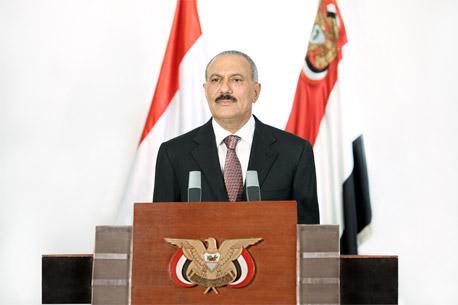 Presidente de Yemen resulta levemente herido en ataque en Sana