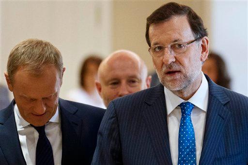 Obligan al presidente de España a acreditarse en cumbre al no ser reconocido