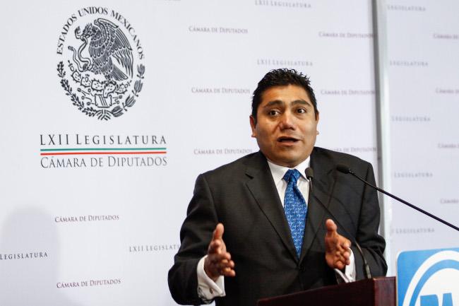 Arma fiesta a su esposa… en el Senado y va por más