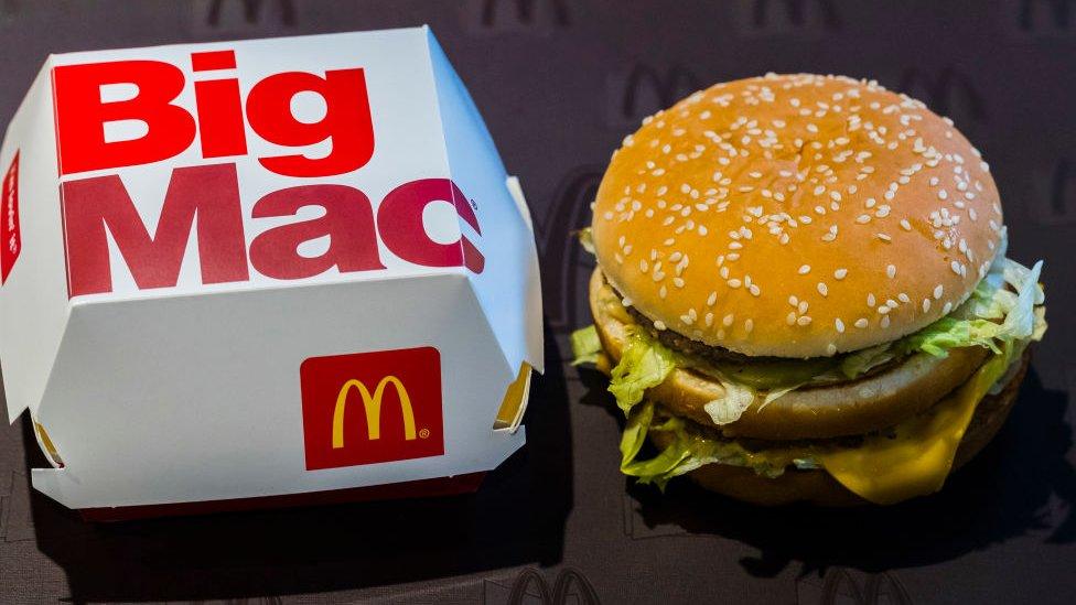 El Big Mac de McDonald’s cumple 50 años: los retos de la popular cadena de comida rápida para reinventarse en plena “crisis de la mediana edad”