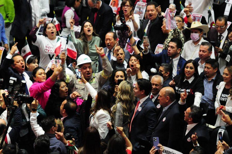 Los diputados inician la discusión de reforma eléctrica entre gritos y pancartas