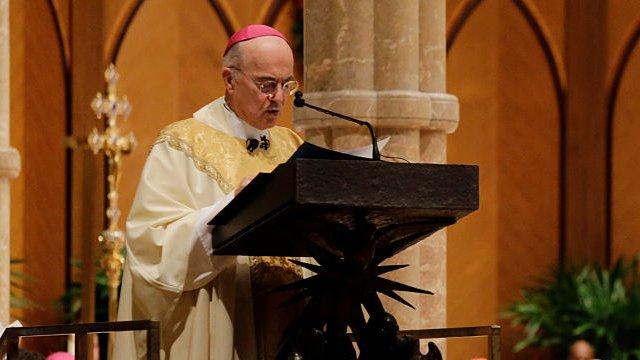 Quién es Carlo Maria Viganò, el exarzobispo que pide la renuncia del Papa por “encubrir” los abusos sexuales en la Iglesia