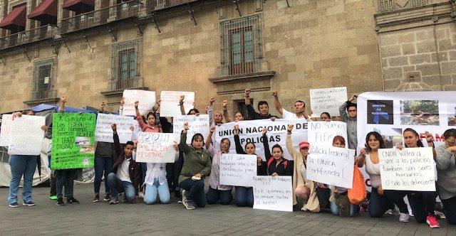 Policías federales trabajan sin certeza de salarios y uniformes que no les quedan, acusan familiares