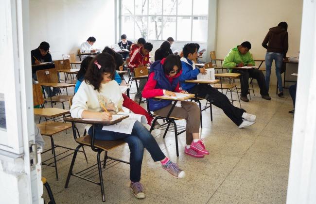 Una maestra de Puebla fue suspendida por enseñar a beber tequila a sus alumnos