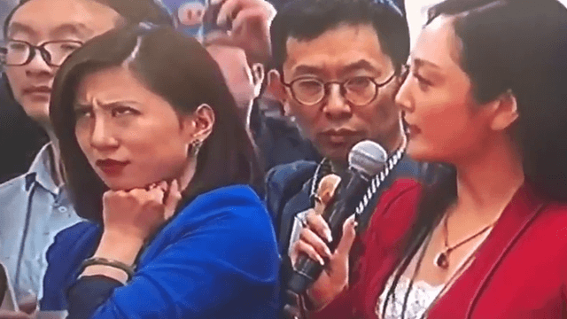 El video de una periodista china realizando sorprendentes gestos ante la cámara que se volvió viral (y qué dice eso de la censura de prensa en China)