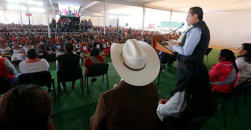 Oposición va contra las tarjetas con las que el gobierno de Eruviel reparte dinero en el Edomex