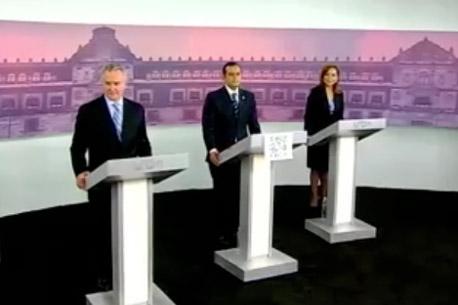 Panistas no se <i>tocan</i> en debate por internet