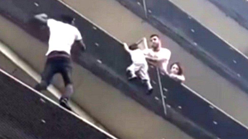 Caso “Hombre Araña” de París: sentencian al padre del niño que acabó colgando de un balcón en Francia