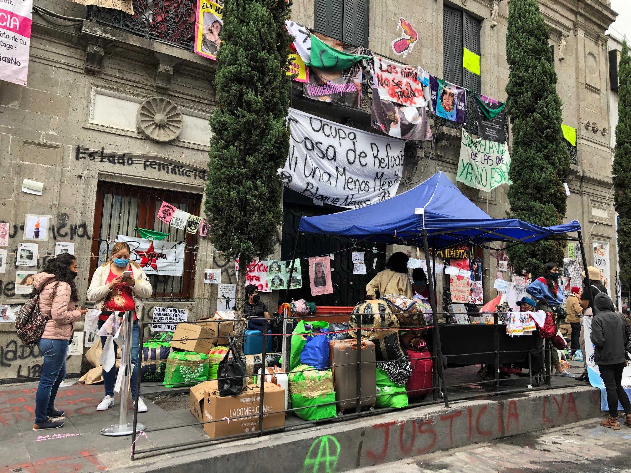 Familiares de víctimas dejan la CNDH; feministas se quedan y presentan pliego petitorio